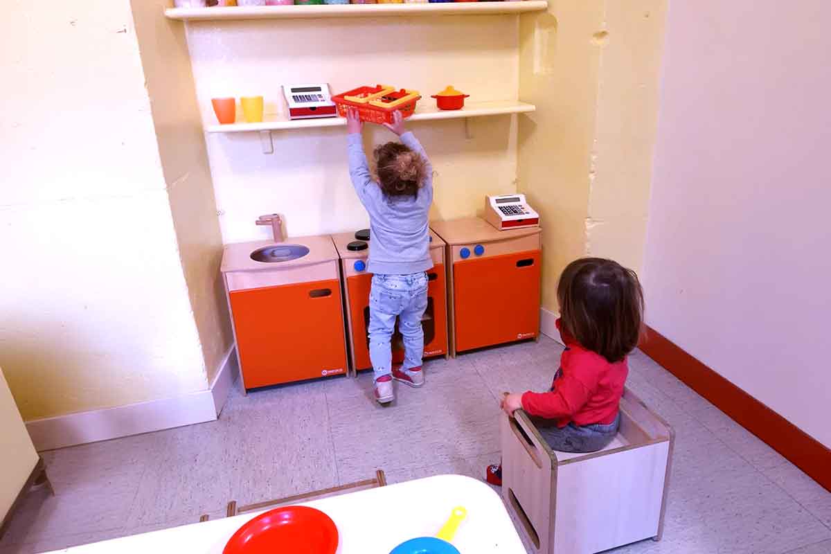 Asilo NIdo Il Piccolo Principe, bambini giocano in cucina